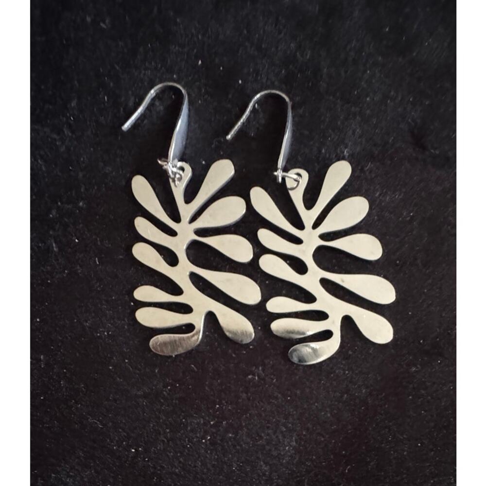 Silver Tone Laser Cut Leaf Dangle Earrings Lightweight Boho Metal Earrings E230 - Picture 2 of 6